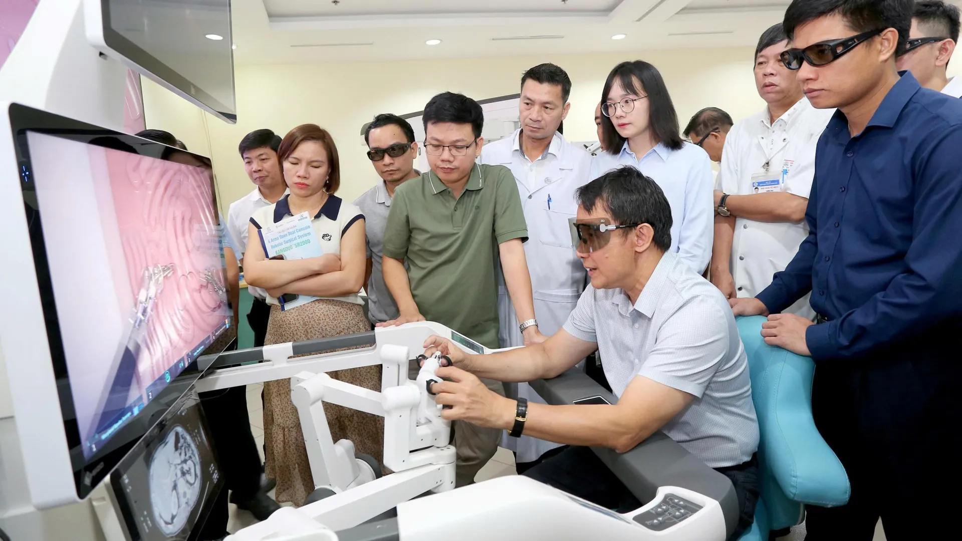 Để bác sĩ làm chủ công nghệ phẫu thuật robot