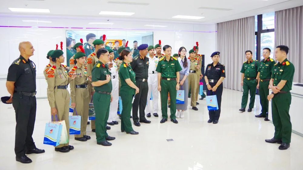 Đoàn đại biểu Tổng đội Thiếu sinh quân Ấn Độ giao lưu tại Trường Sĩ quan Thông tin