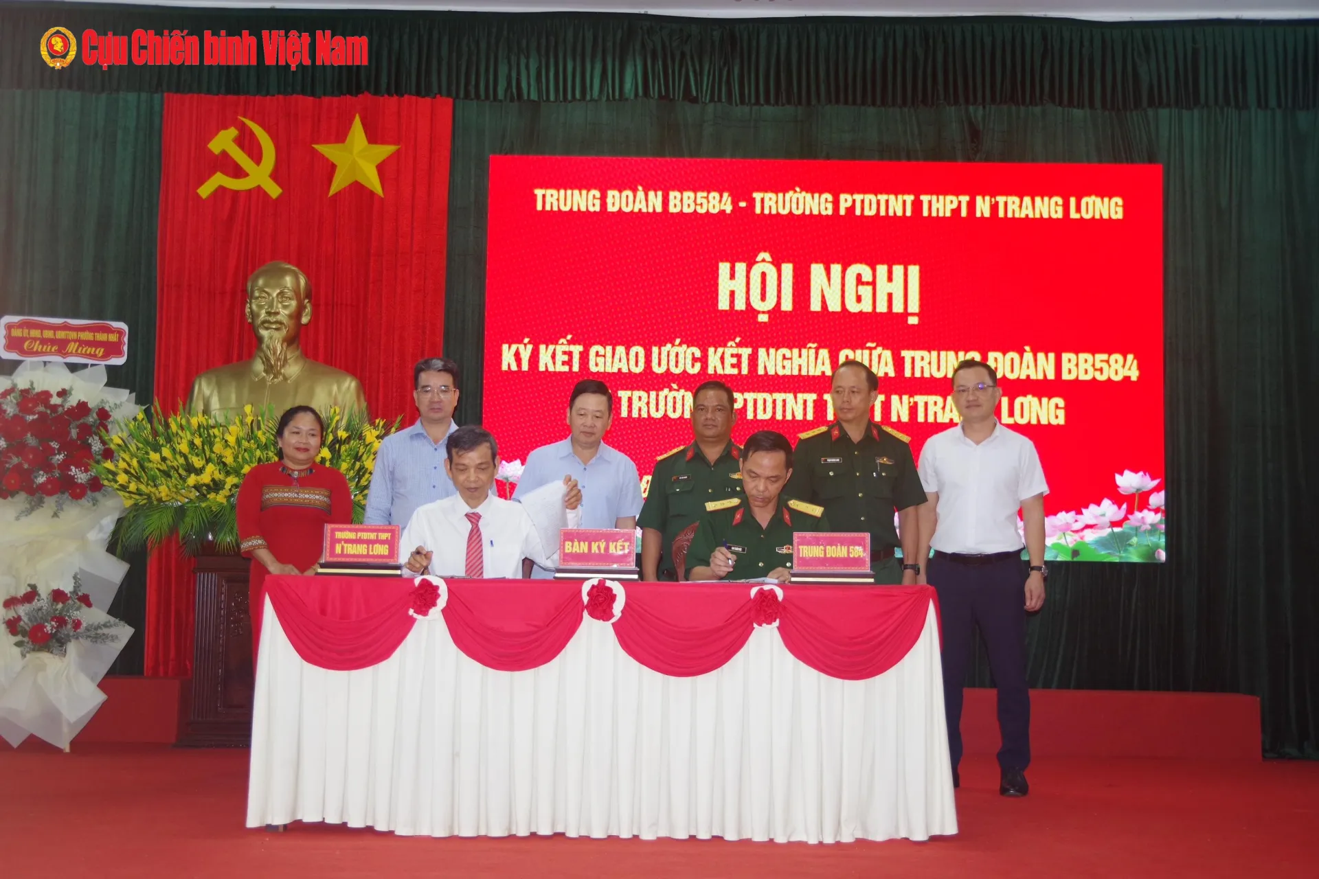 Trung đoàn 584 (Bộ CHQS tỉnh Đắk Lắk) kết nghĩa với trường học