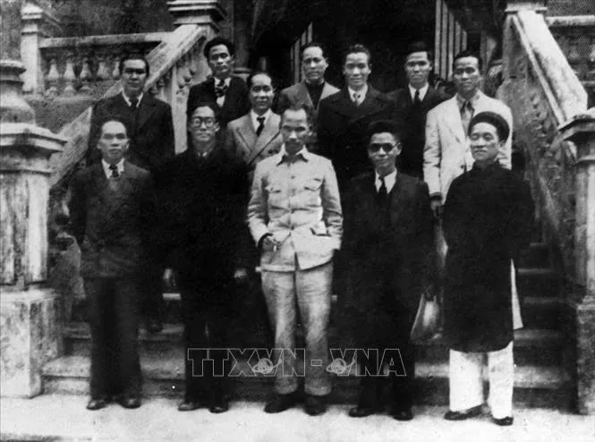 Lãnh tụ Hồ Chí Minh với Cách mạng Tháng Tám