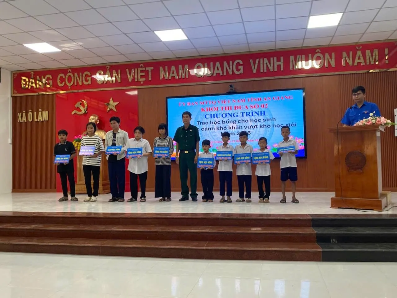 Trao 50 suất học bổng cho học sinh có hoàn cảnh khó khăn xã Ô Lâm