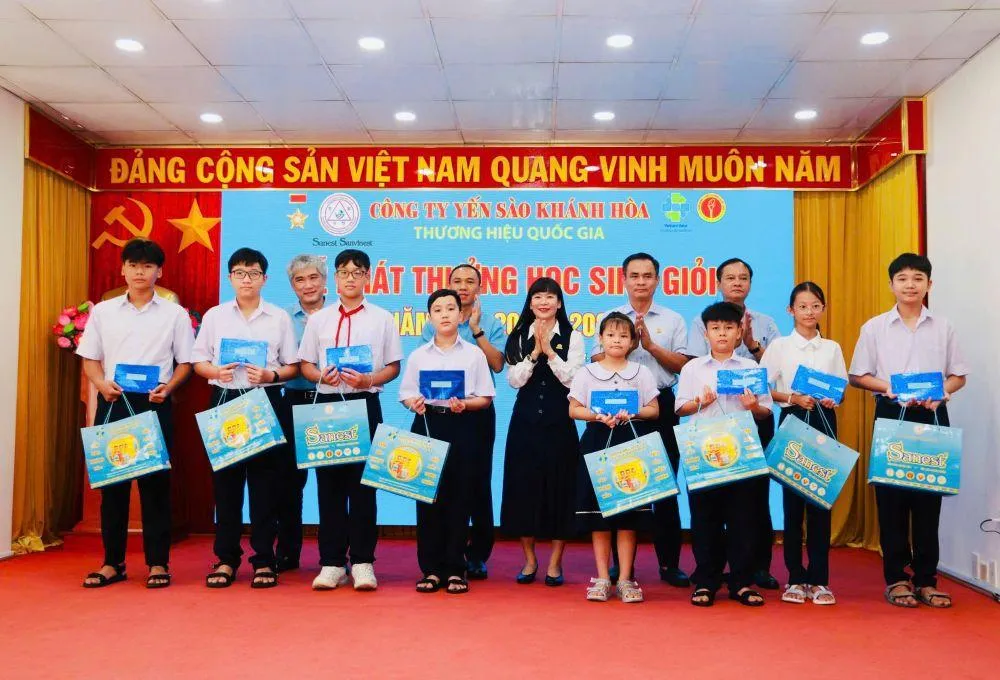 Yến sào Khánh Hòa dành gần 2,3 tỷ đồng tiếp sức học sinh trước thềm năm học mới