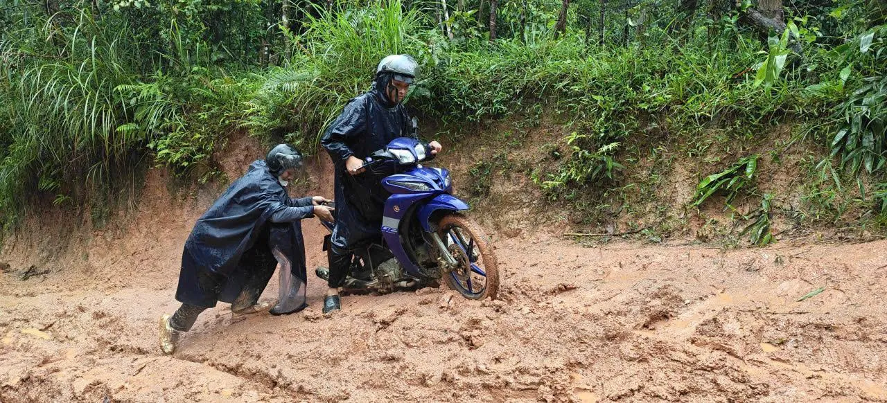 Chùm ảnh: Gian nan đường tựu trường của các giáo viên miền núi Nghệ An
