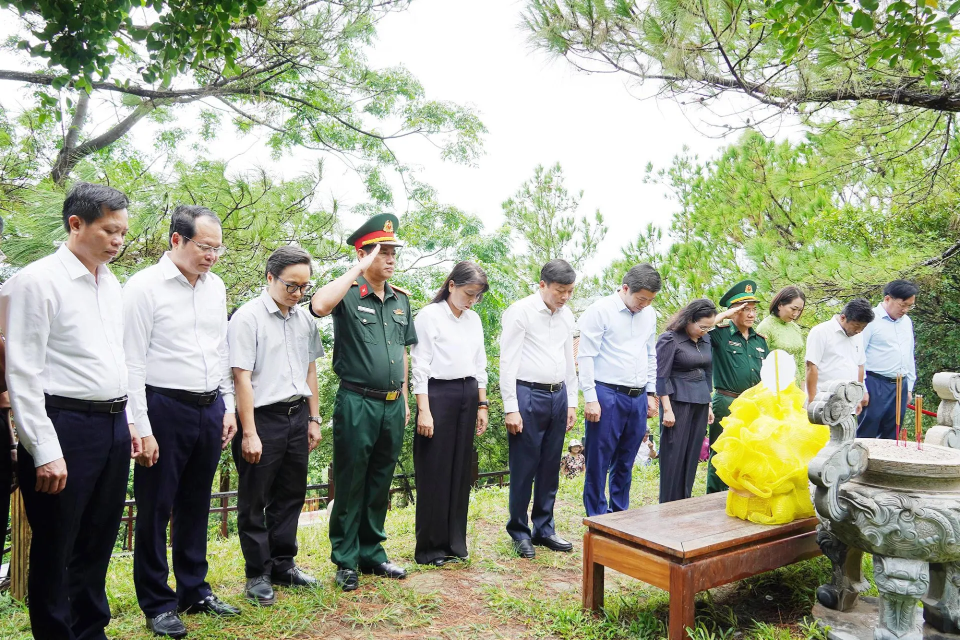 Lãnh đạo tỉnh Quảng Trị dâng hương viếng mộ Đại tướng Võ Nguyên Giáp