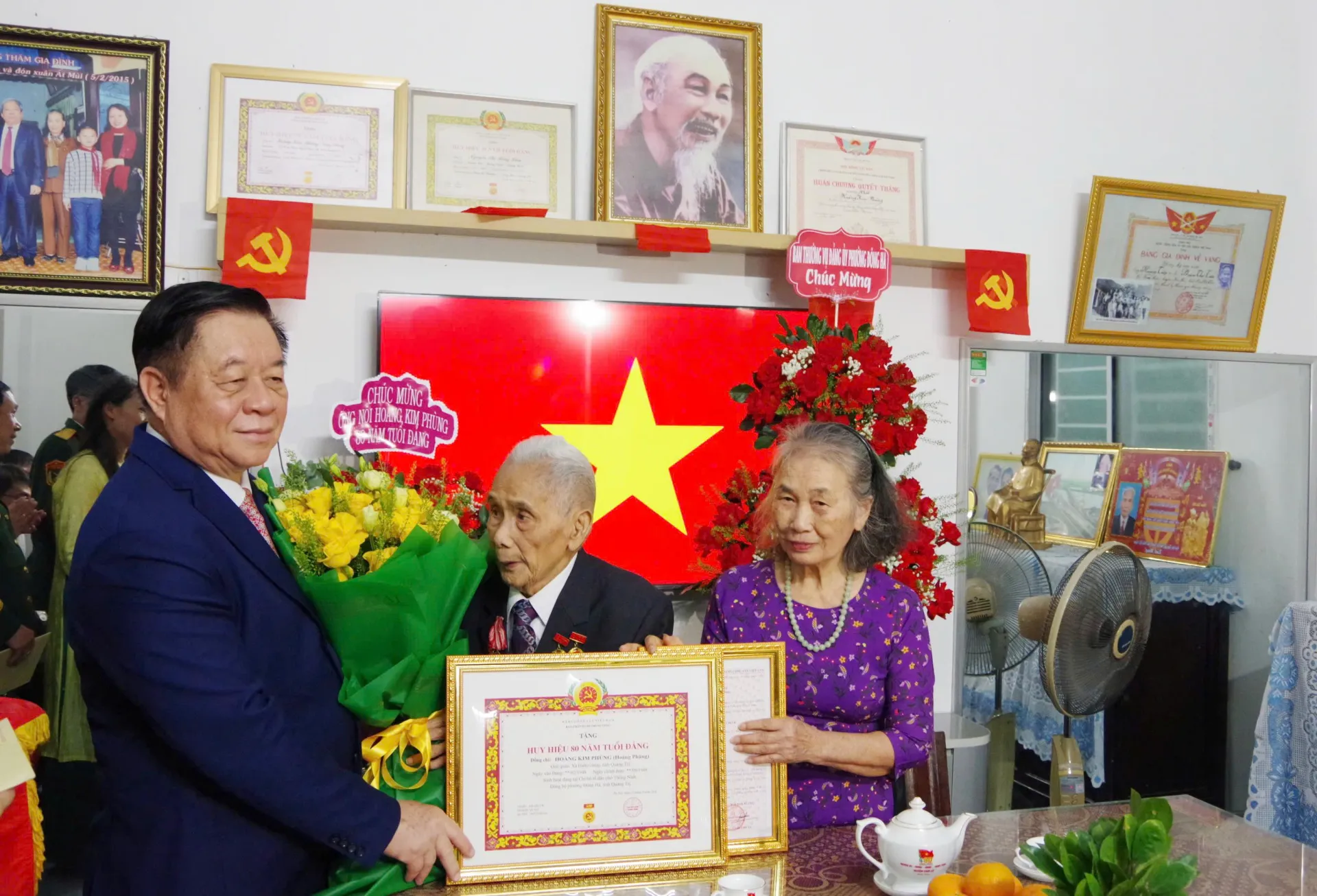 Đại tướng Nguyễn Trọng Nghĩa trao tặng Huy hiệu 80 năm tuổi Đảng cho các đảng viên lão thành ở Quảng Trị