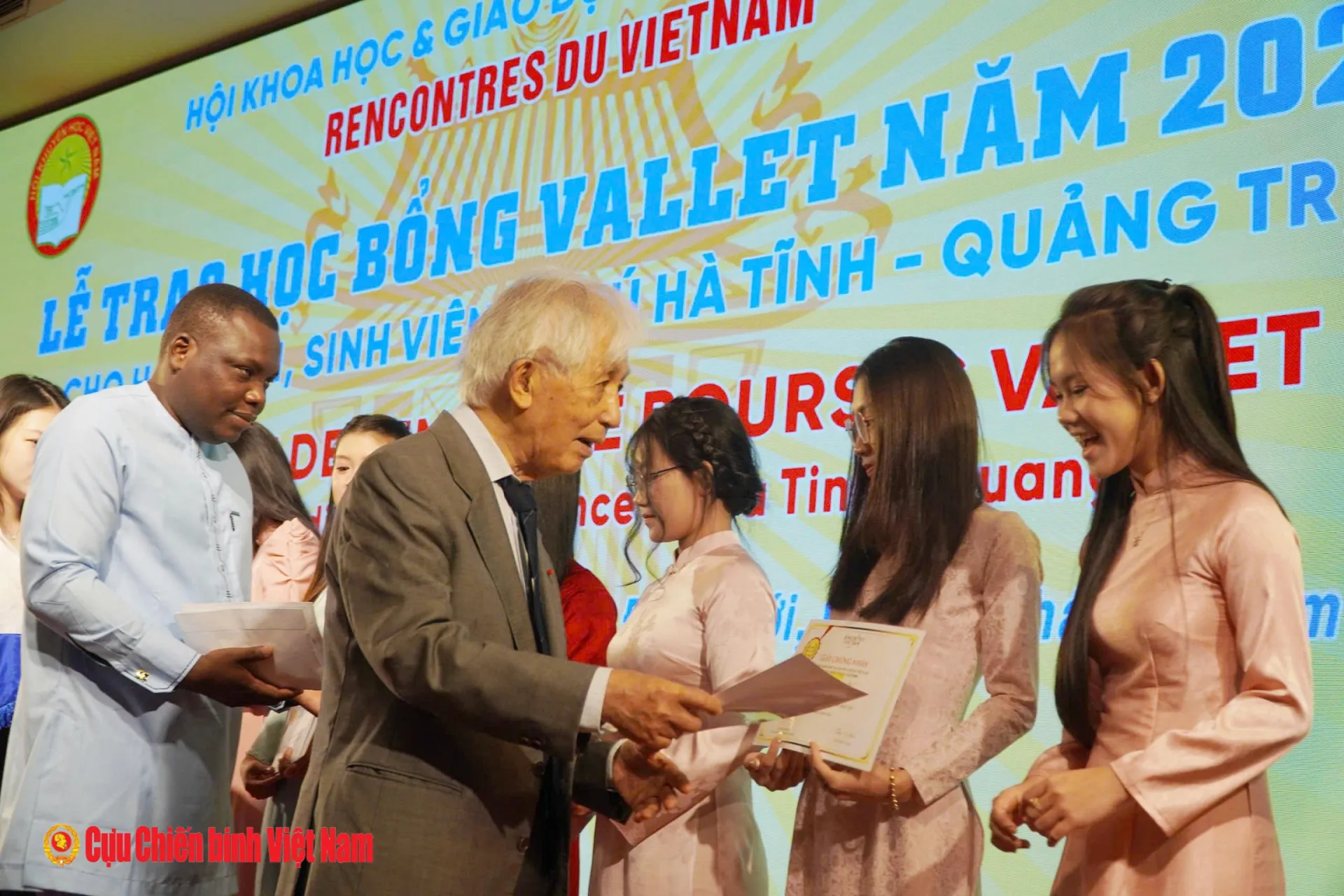 Trao học bổng Vallet cho 208 học sinh, sinh viên ưu tú Quảng Trị và Hà Tĩnh