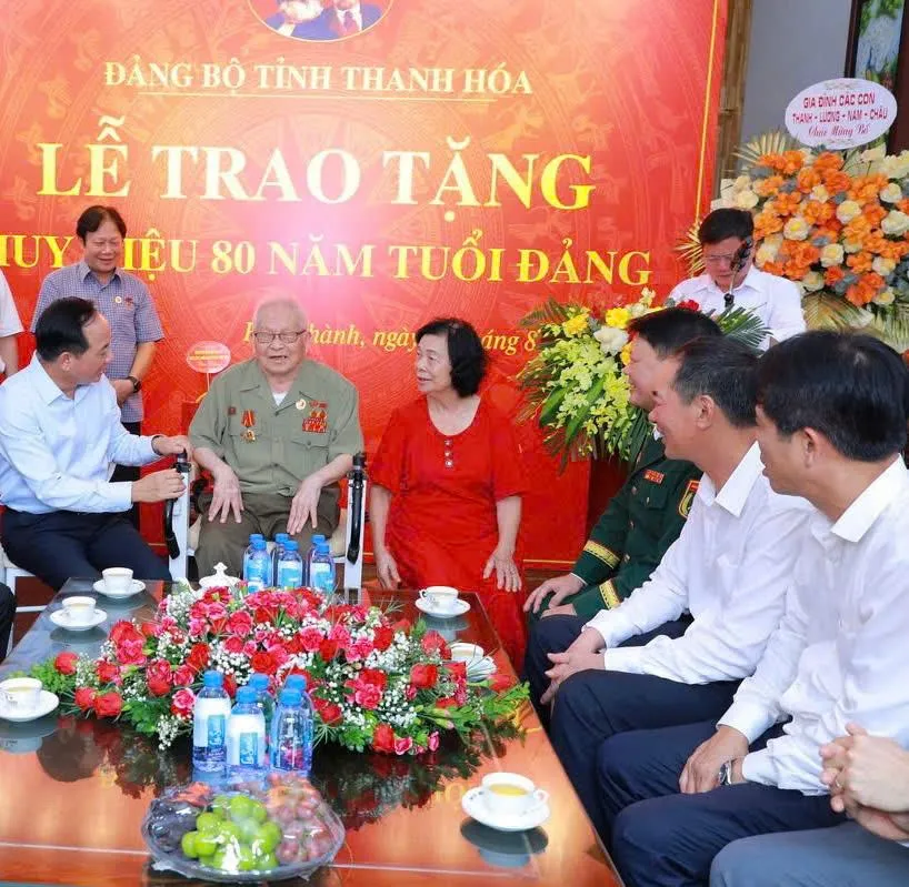 Thanh Hoá: Trao tặng Huy hiệu 80 năm tuổi Đảng cho 3 đảng viên lão thành trên địa bàn tỉnh nhân dịp Quốc khánh 2/9.