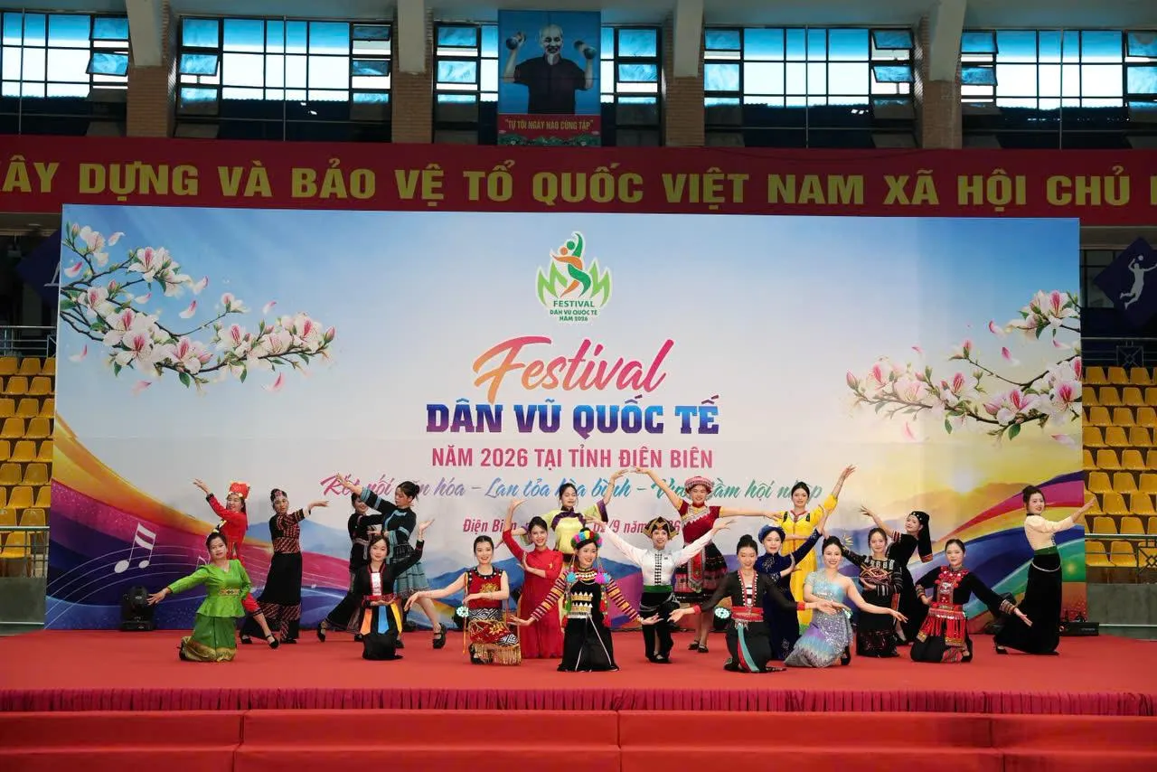 Điện Biên rực rỡ sắc màu trong ngày đầu Festival Dân vũ 2026