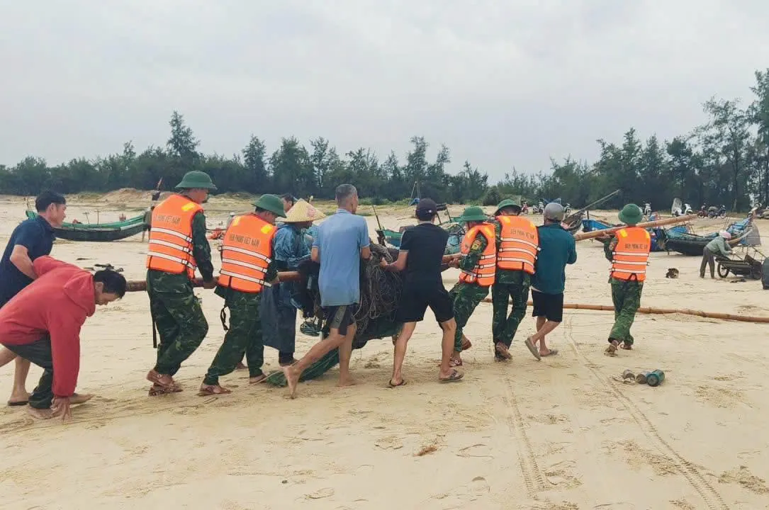 Bộ đội Biên phòng Quảng Trị kịp thời cứu thuyền, ngư lưới cụ của ngư dân