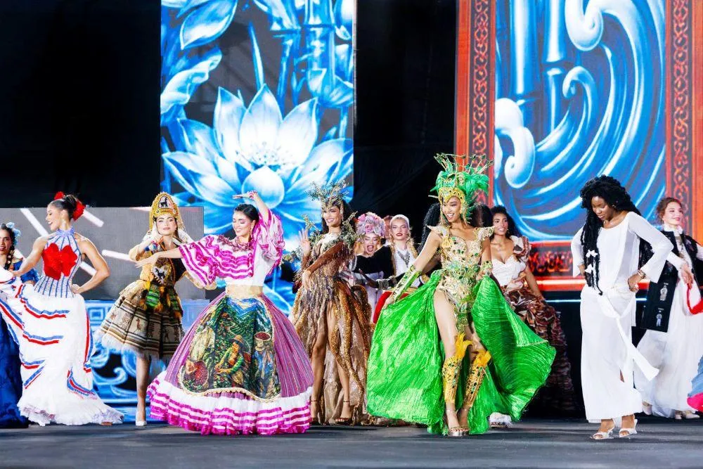 Mãn nhãn đêm thi “Dances of the World”: 111 thí sinh Miss World tỏa sáng trên sân khấu biển Nha Trang