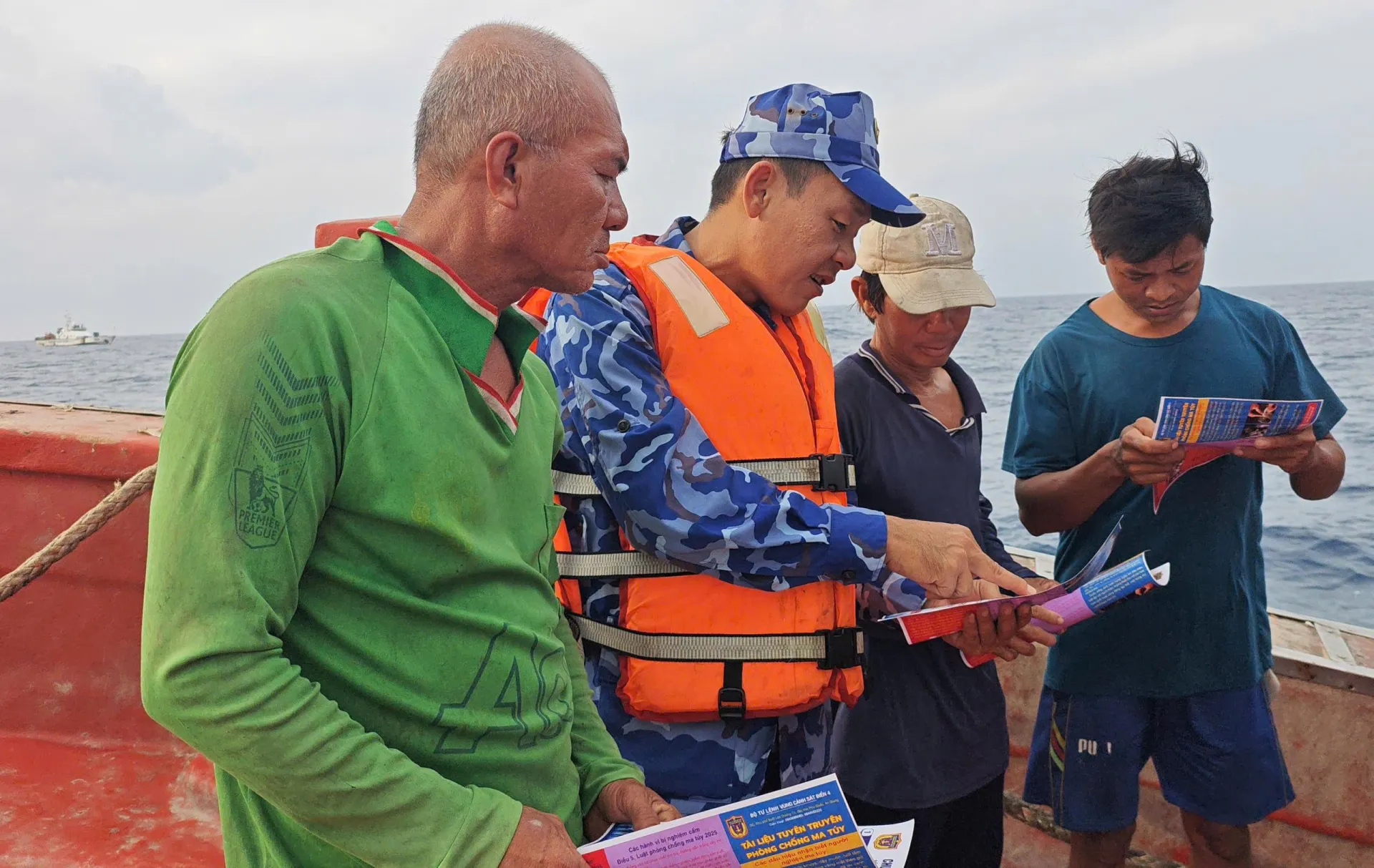 Chung sức gỡ “Thẻ vàng” IUU, giữ bình yên trên biển
