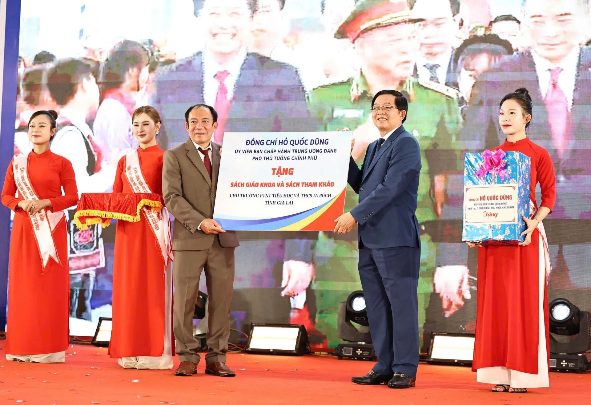 Phó Thủ tướng Hồ Quốc Dũng dự Lễ khai giảng và tặng sách cho học sinh vùng biên giới Gia Lai