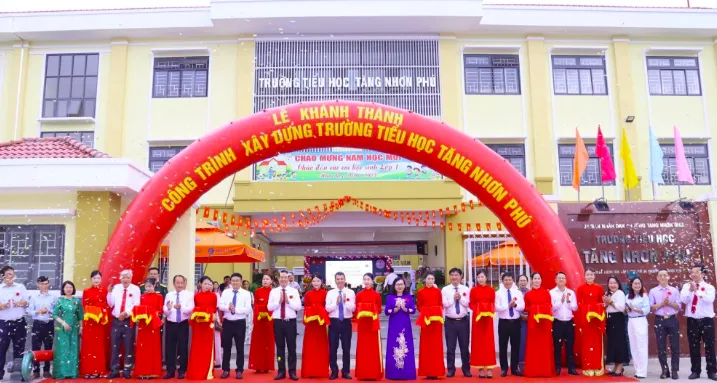 TỪ NGÔI TRƯỜNG MỚI ĐẾN NHỮNG CÔNG DÂN CÓ ÍCH Lời căn dặn thầy cô tận tâm, học trò “Học tập tốt – Rèn luyện tốt”