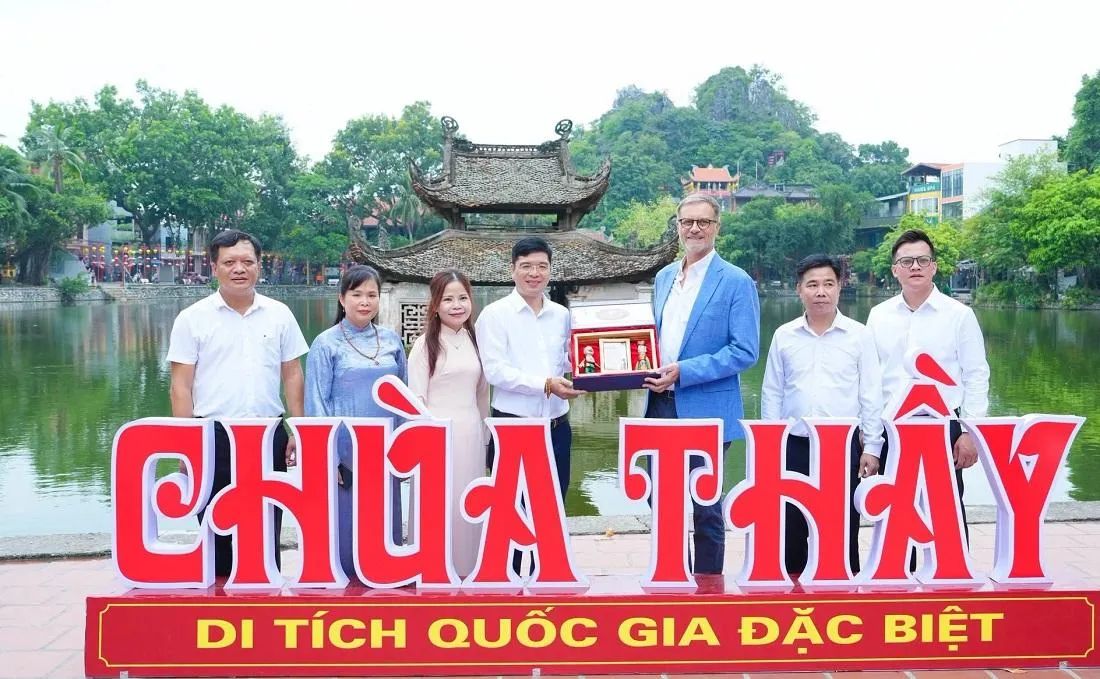 Đại sứ Pháp trải nghiệm không gian văn hóa Chùa Thầy