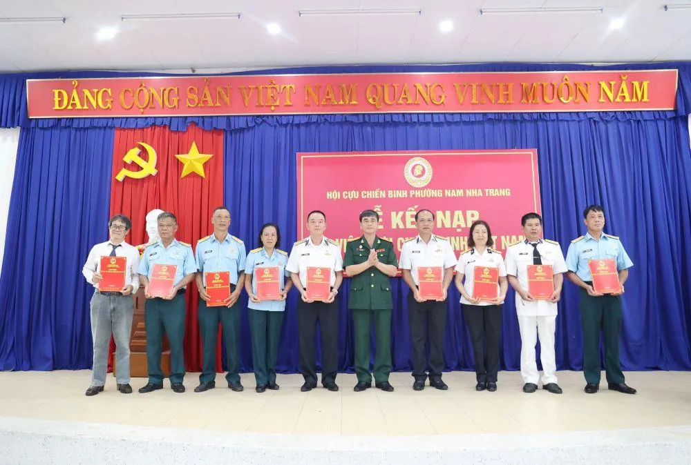 Hội Cựu chiến binh phường Nam Nha Trang kết nạp hội viên mới