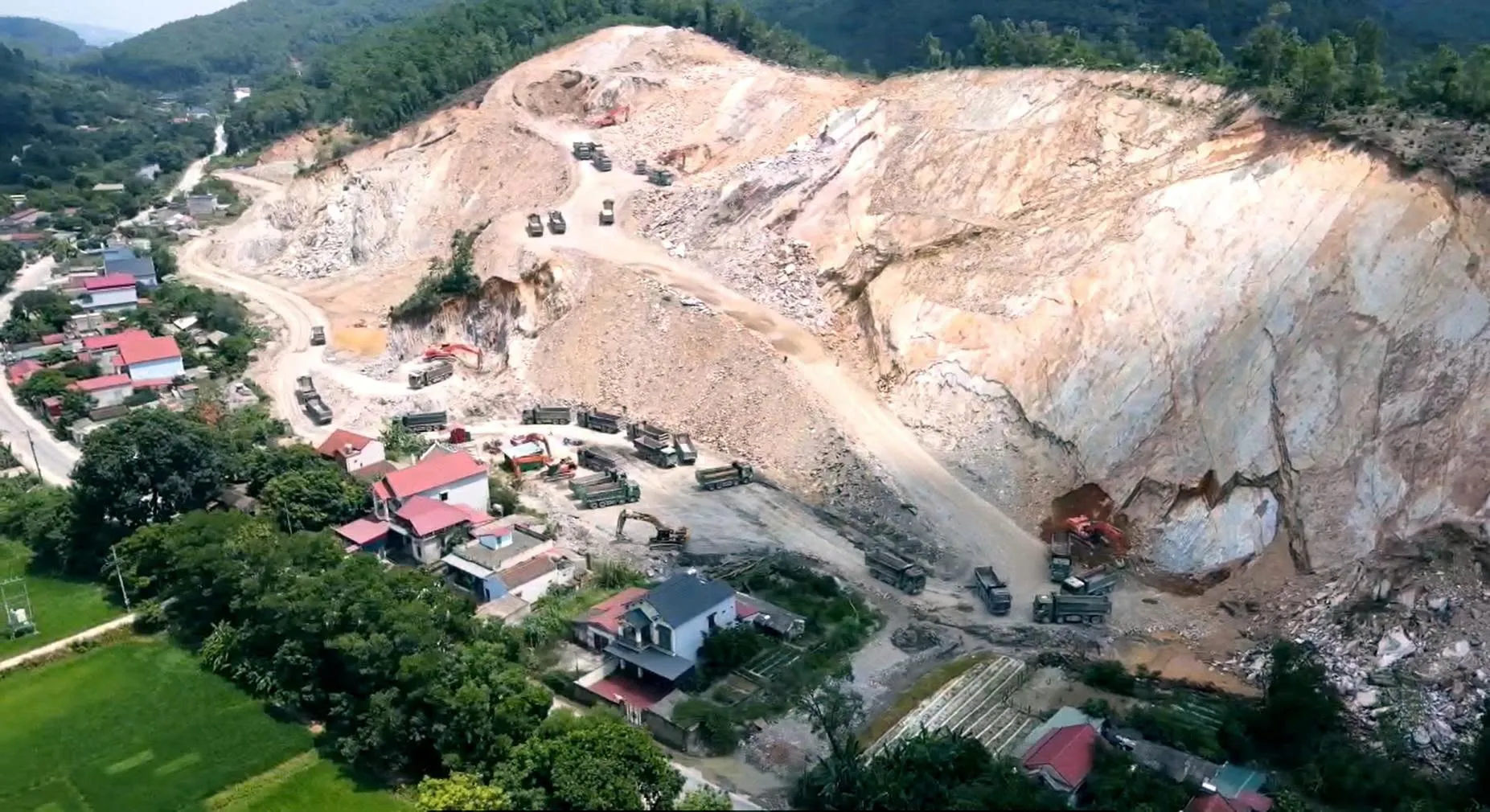 Mỏ đất ở Thanh Hóa hoạt động ngoài ngoài khung giờ quy định: Chính quyền xã nói gì?