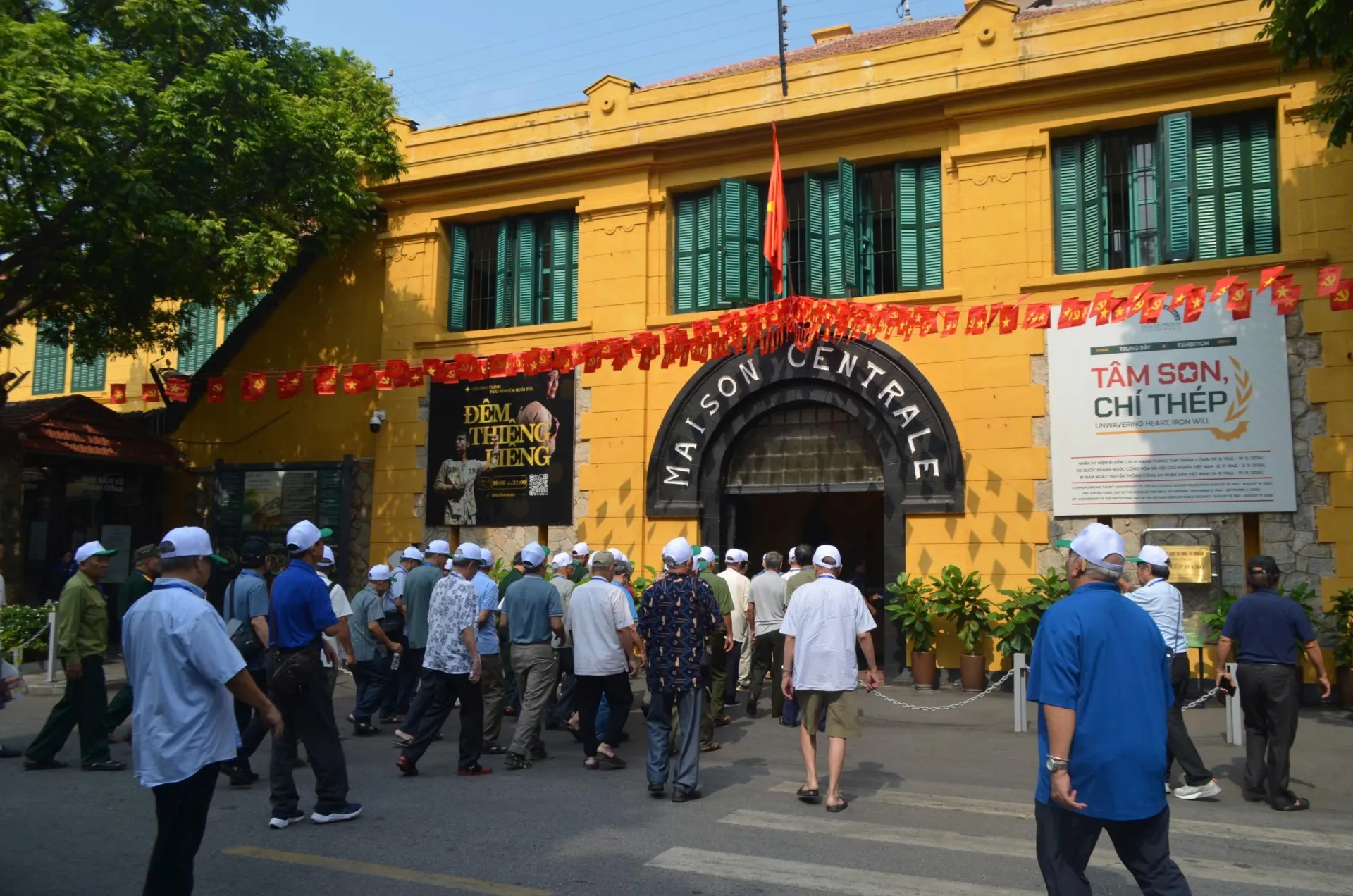 Nhà tù Hỏa lò - ĐIỂM HẸN NIỀM TIN