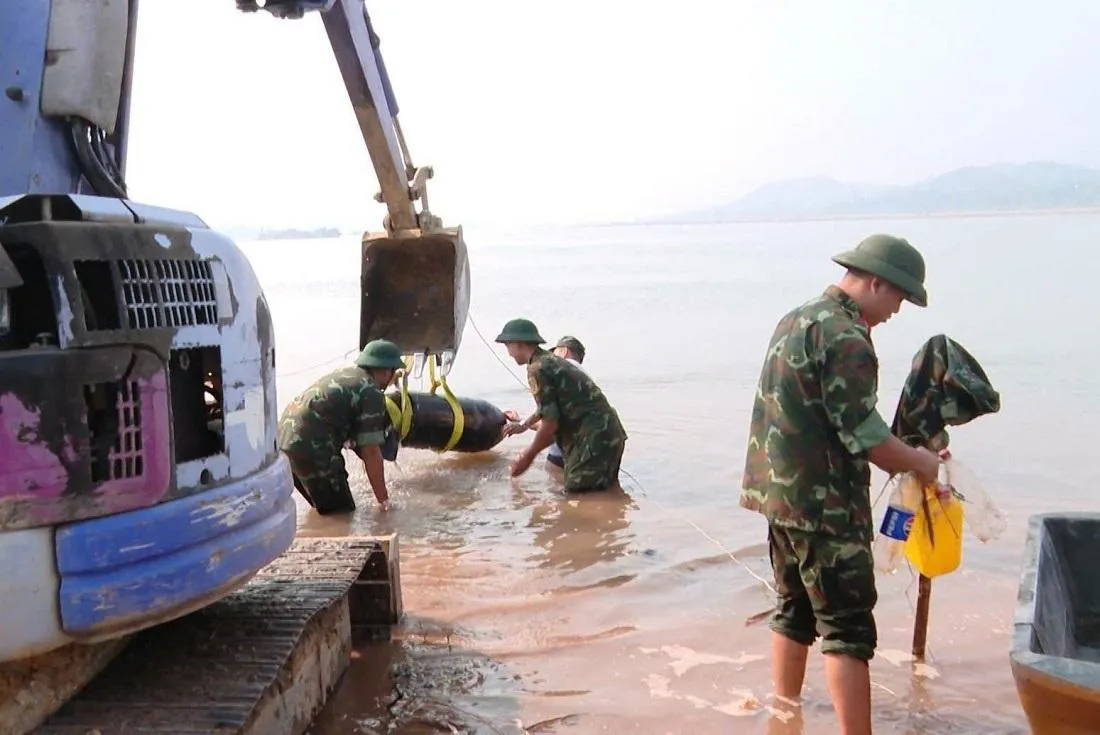 Phú Thọ hủy nổ an toàn quả bom khoảng 200kg dưới lòng sông Đà