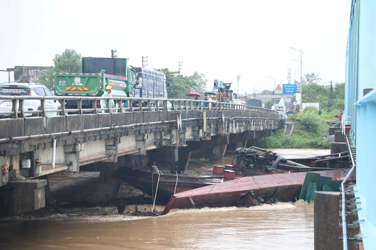 Quảng Trị: Lũ lớn cuốn trôi 3 sà lan, mắc kẹt dưới cầu đường sắt Mỹ Chánh