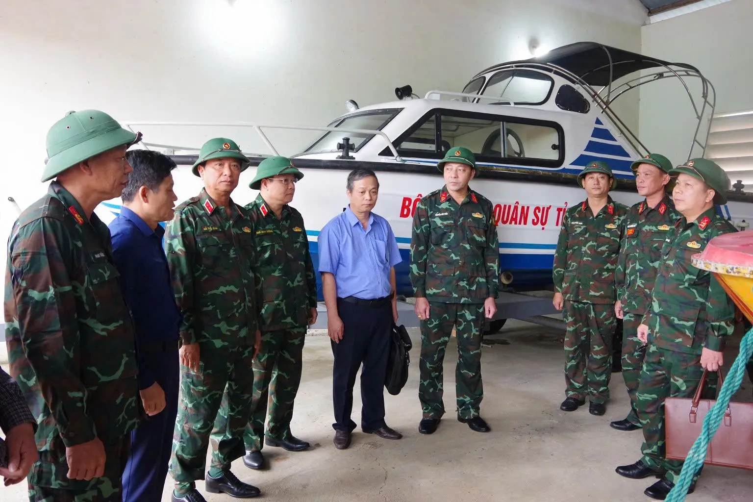 Tư lệnh Quân khu 4 kiểm tra ứng phó mưa lũ tại Quảng Trị