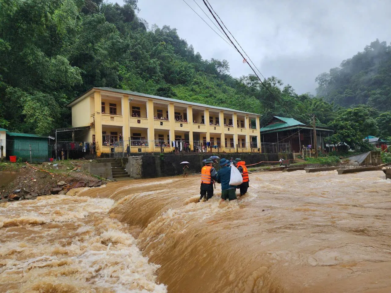 Nghệ An: Lực lượng quân sự xã biên giới vượt lũ vận chuyển suất ăn cho hàng trăm học sinh, giáo viên điểm trường bị cô lập