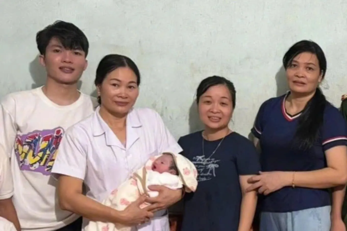 Thanh Hóa: Công an đưa y, bác sĩ vượt lũ đến thôn bị cô lập tiếp cận sản phụ đỡ đẻ tại nhà