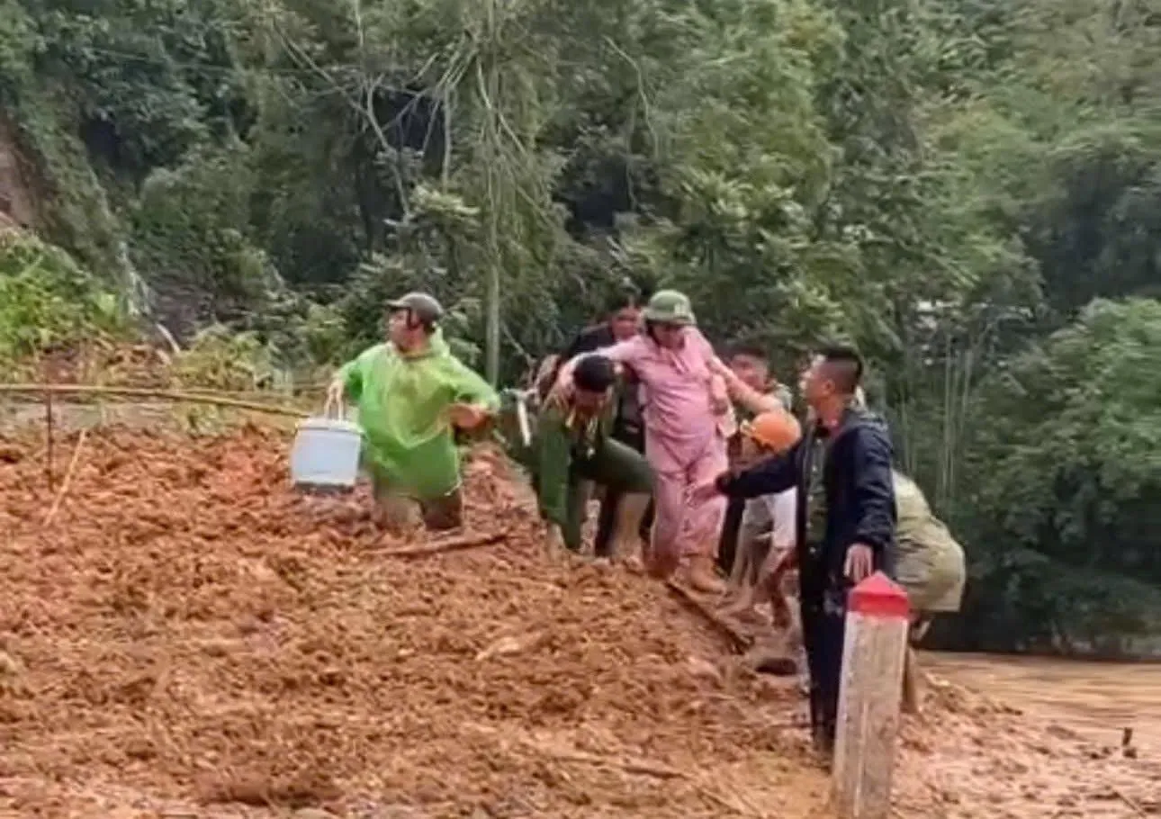 Công an Thanh Hóa kịp thời cứu người, giúp dân trong mưa lũ