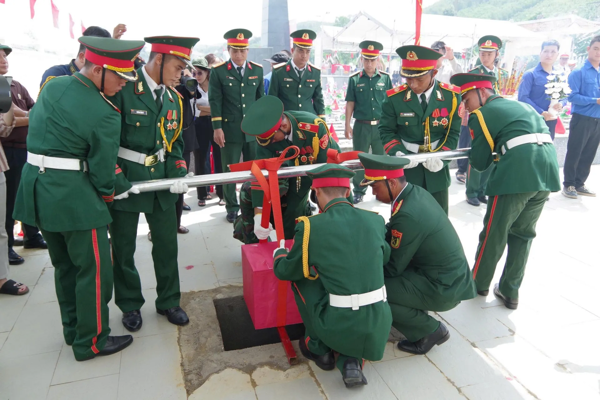 Đà Nẵng truy điệu, an táng liệt sĩ tập thể tại xã Hiệp Đức