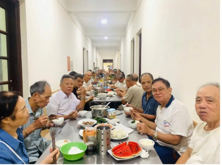 ẤM ÁP TÌNH ĐỒNG ĐỘI TẠI LÀNG HỮU NGHỊ VIỆT NAM TRONG NHỮNG NGÀY MƯA NGẬP