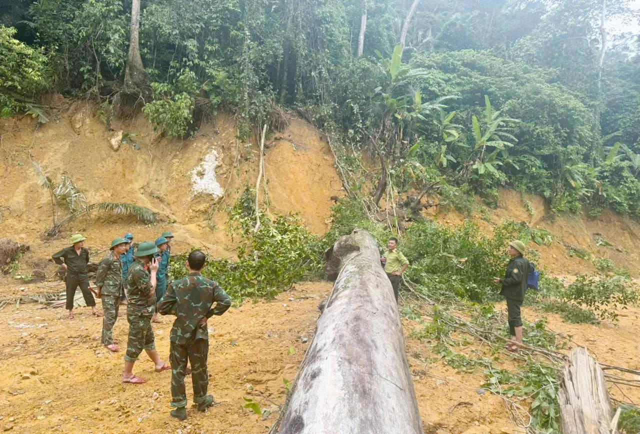 Quảng Trị: Sau mưa lớn, tuyến đường nối liên xã ở Trường Sơn sạt lở nhiều điểm