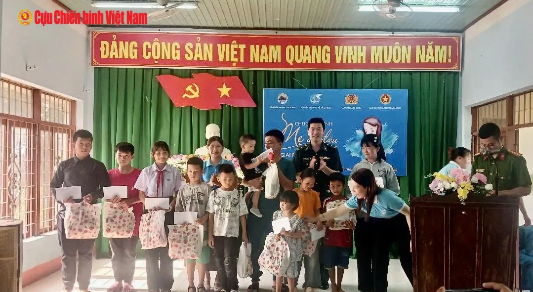 Biên phòng tỉnh Đắk Lắk đỡ đầu học sinh xã Ea Bung