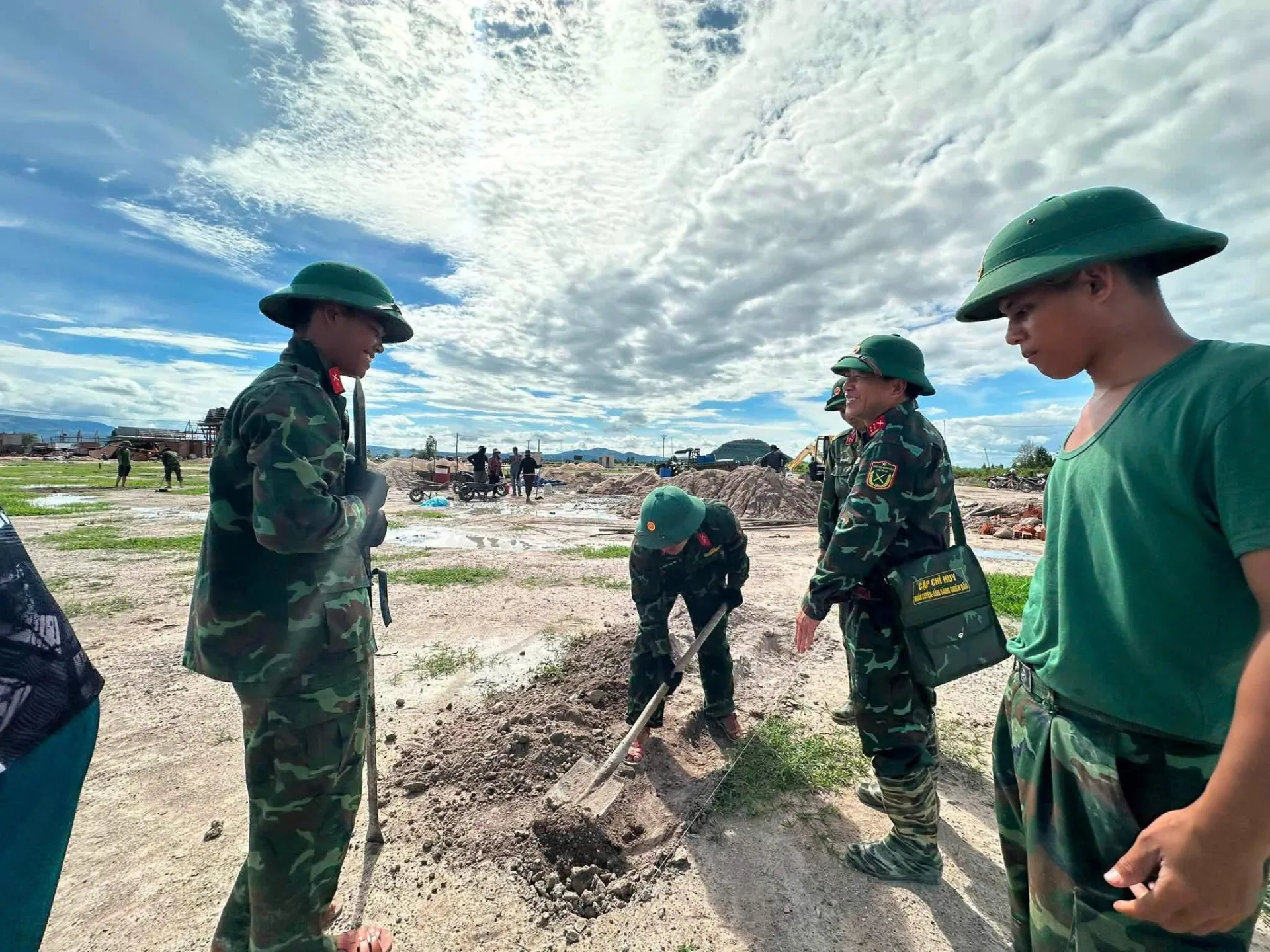Ấm áp tình quân dân tại khu tái định cư mới Tơ Khế