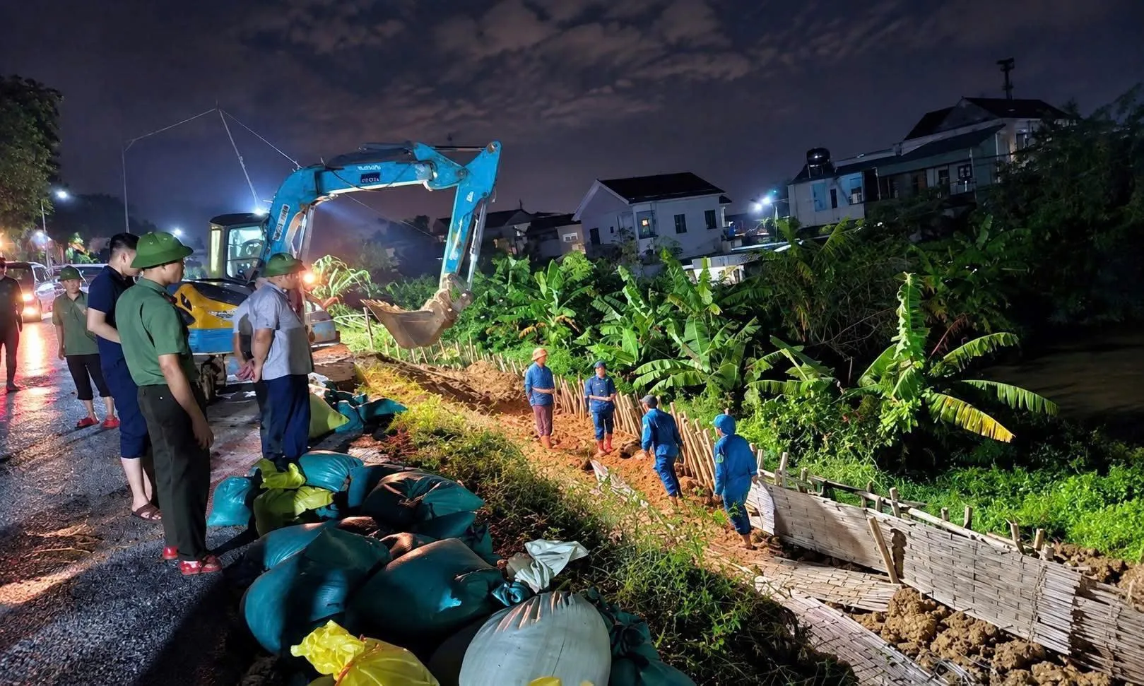 Thanh Hoá: Hàng trăm người cùng máy móc, vật tư 'xuyên đêm' xử lý sạt trượt mái đê sông Cầu Chày