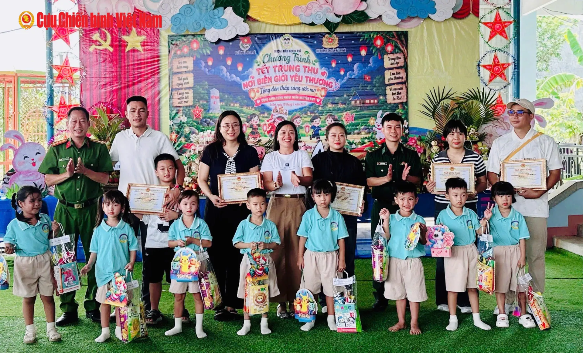 Tết Trung thu ấm tình “quân dân” nơi biên cương Ia Rvê