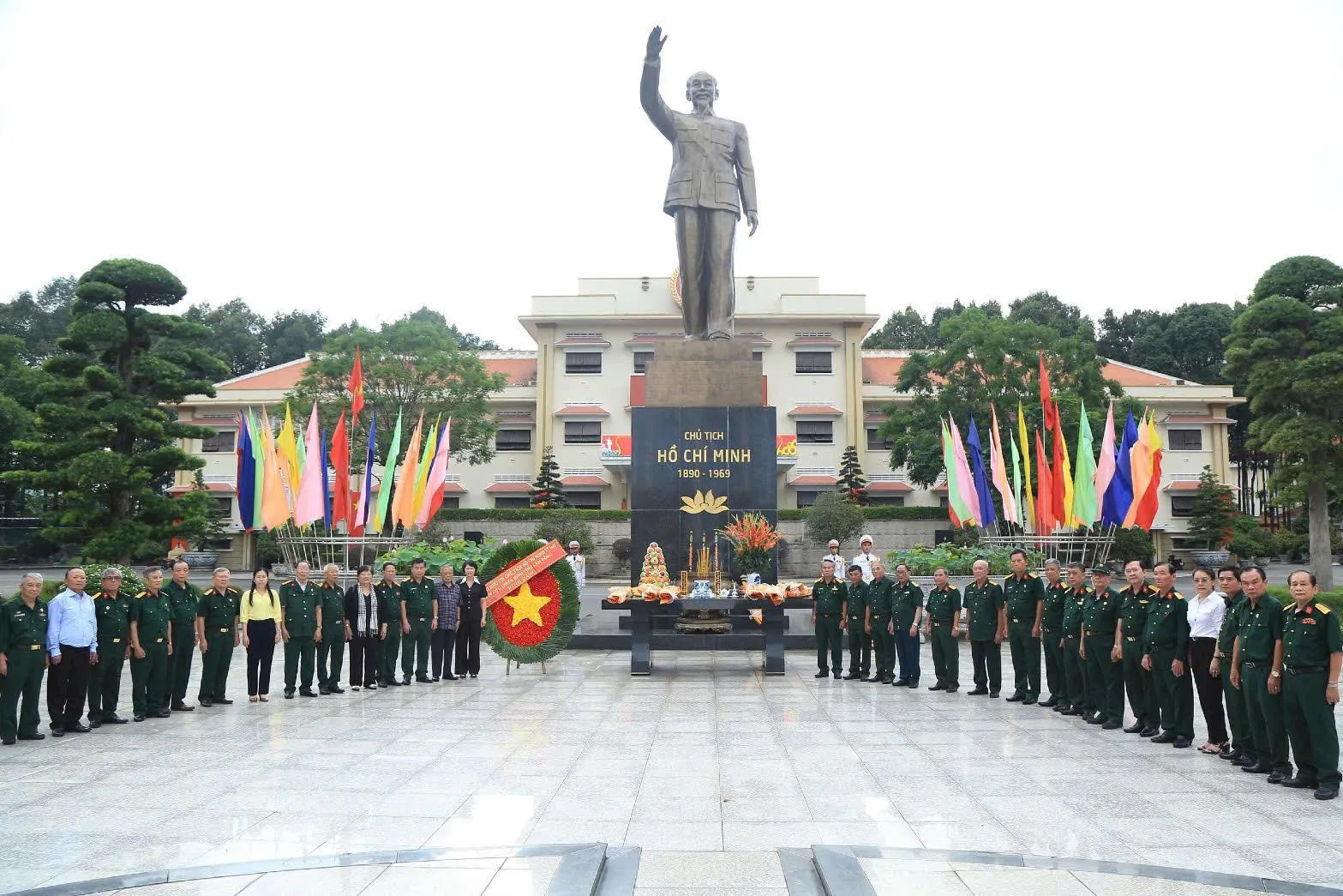 Đoàn cán bộ UBMTTQ Việt Nam tỉnh và Hội CCB tỉnh Lâm Đồng thăm viếng, dâng hương, tặng quà tại TP Hồ Chí Minh