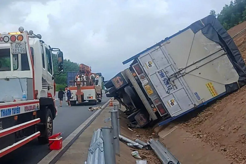 Khánh Hòa: Xe tải lật nghiêng trên cao tốc Vân Phong - Nha Trang, nhiều hạ tầng bị hư hỏng
