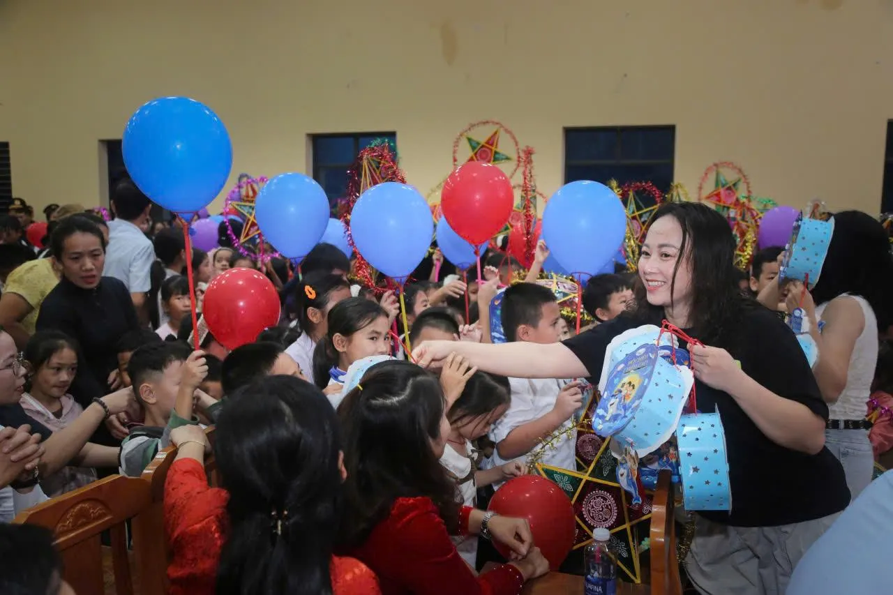 Câu lạc bộ Báo Chí Nghệ An tổ chức “vầng trăng yêu thương” lần thứ 13 ở xã biên giới Môn Sơn