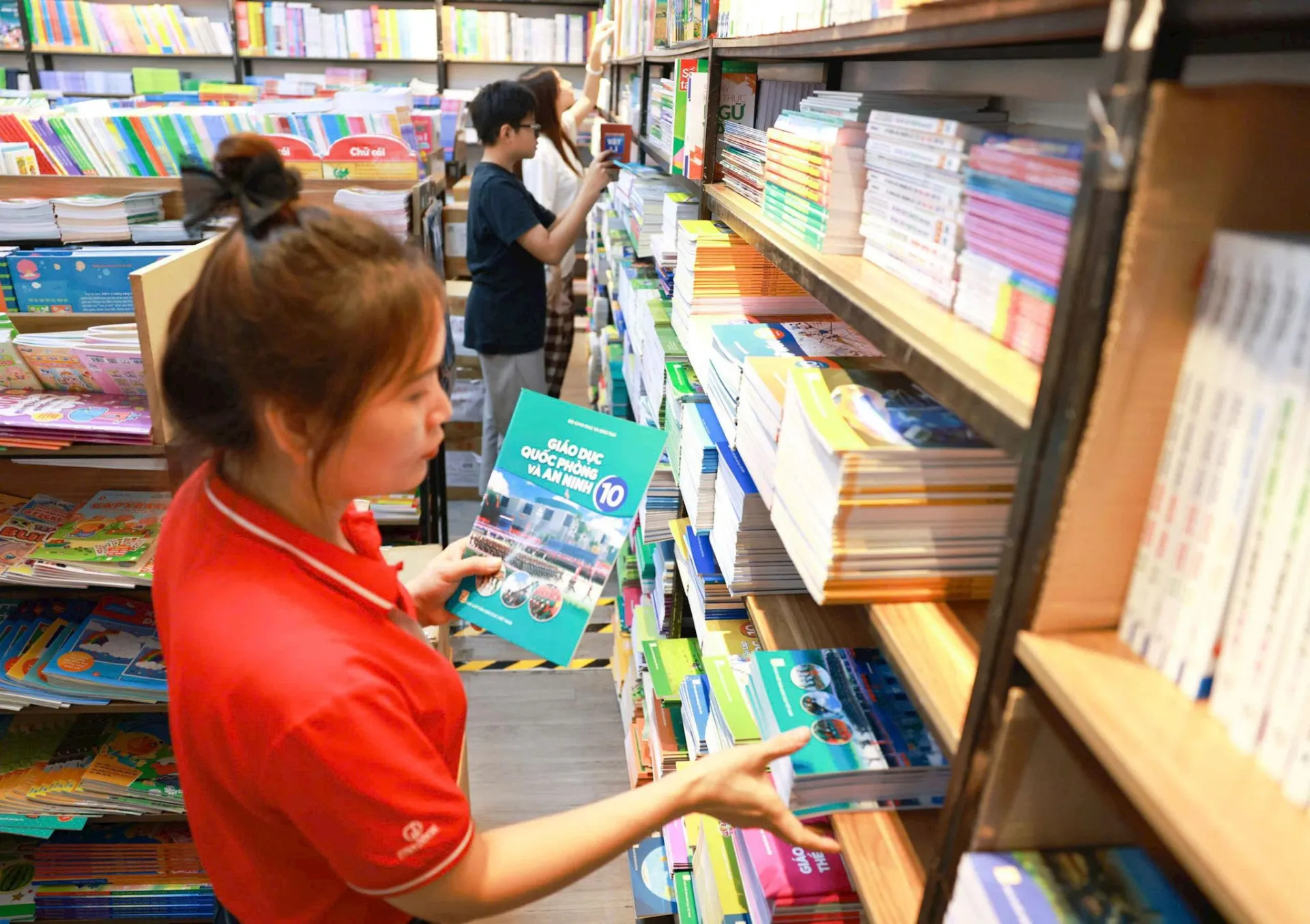 THIẾU SÁCH GIÁO KHOA GIỮA LÚC PHỔ CẬP AI: NGHỊCH LÝ HAI TỐC ĐỘ CỦA GIÁO DỤC