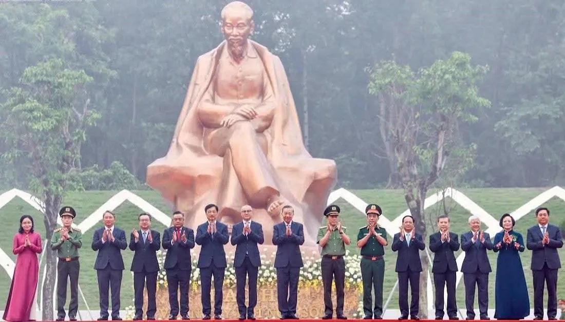 Khánh thành Tượng đài “Bác Hồ với Ngày hội non sông” tại Đền Hùng