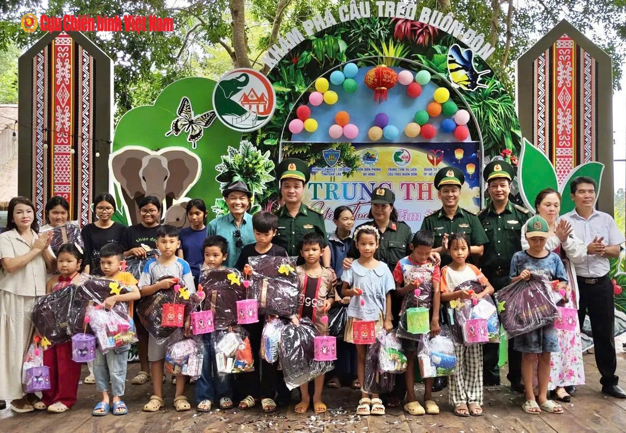 Bộ đội Biên phòng tỉnh Đắk Lắk tặng quà thiếu nhi vùng biên giới