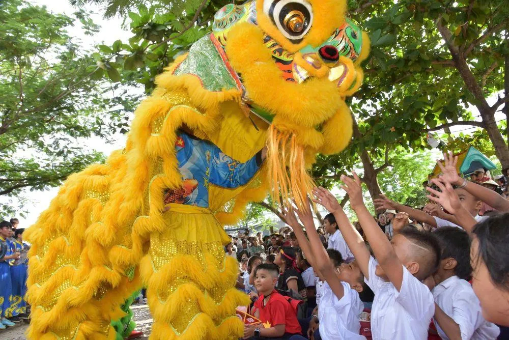 Mang Trung thu ấm áp đến với học sinh đồng bào người Chăm và Raglay