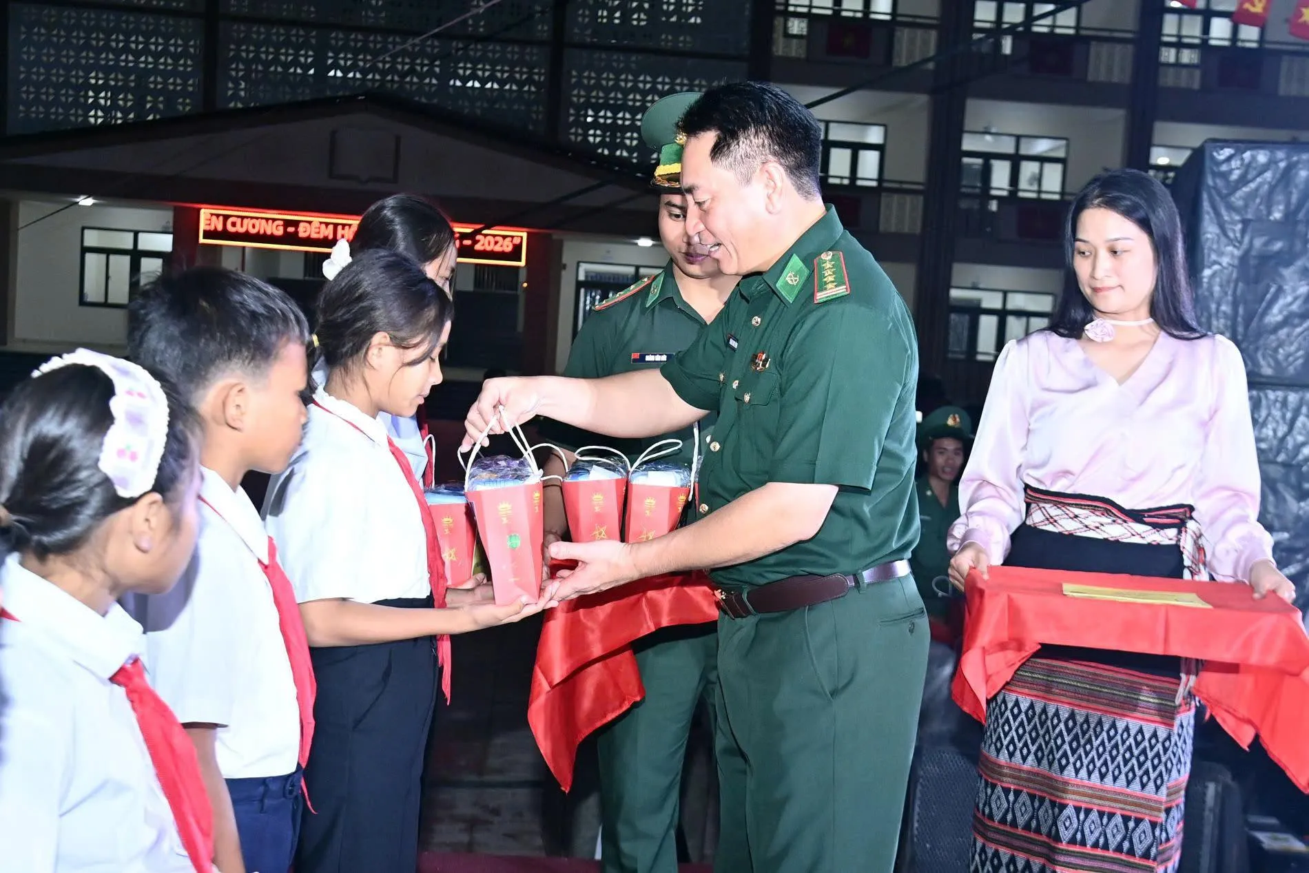 Trung thu ấm áp nơi biên cương A Lưới
