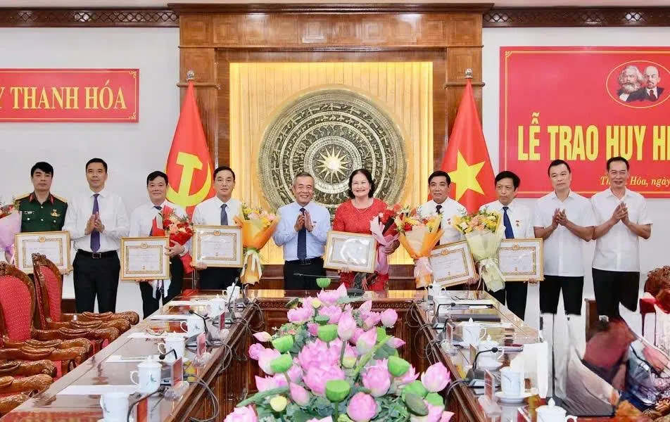 Bí thư Tỉnh ủy Thanh Hoá nhận Huy hiệu 35 năm tuổi Đảng