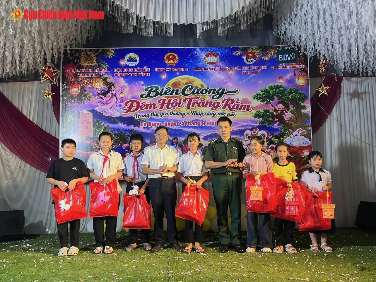 Biên phòng tỉnh Đắk Lắk mang Trung Thu về biên giới