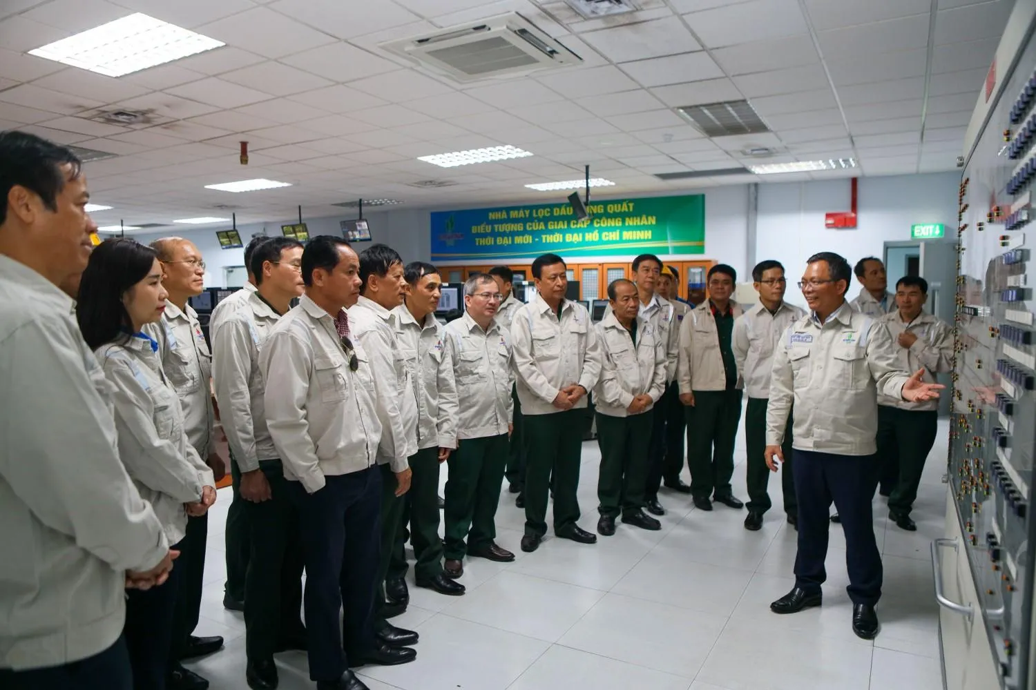 Hội CCB PETROVIETNAM thăm, tìm hiểu thực tế tại Nhà máy Lọc dầu Dung Quất