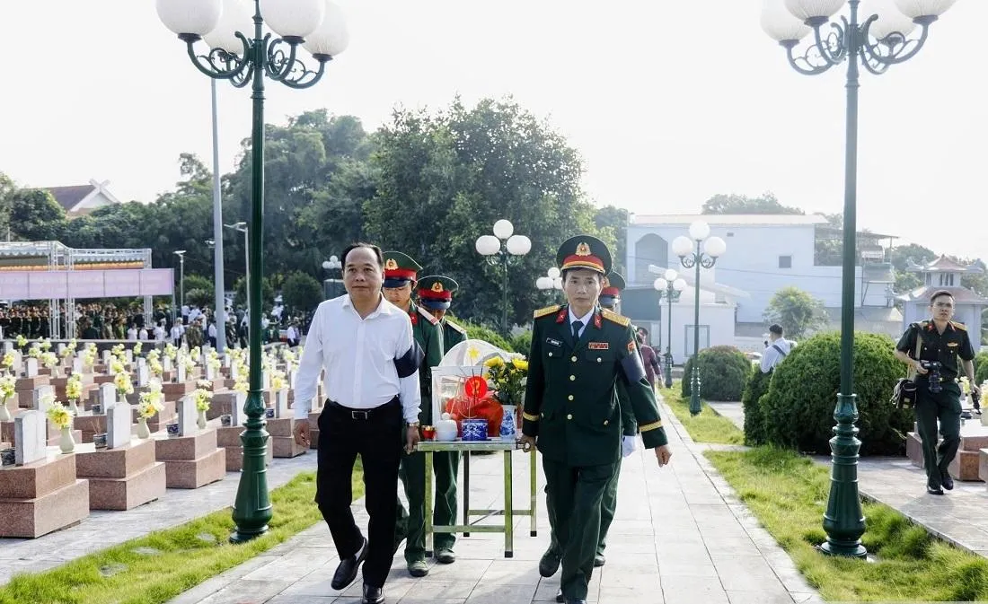 Điện Biên truy điệu, an táng 10 hài cốt liệt sĩ