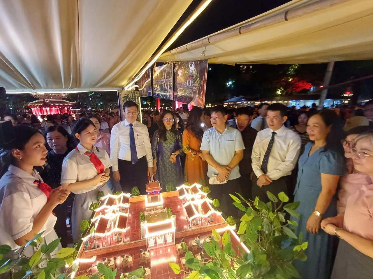 Học sinh trung học cơ sở Thủ đô thi tìm hiểu Văn Miếu- Quốc Tử Giám
