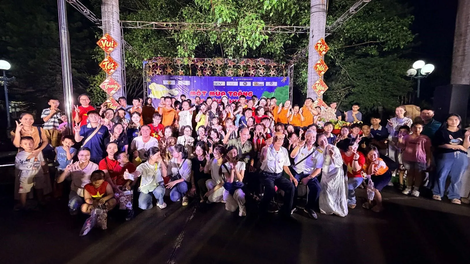 Những món quà nghĩa tình trong Một mùa trăng – Ngàn yêu thương