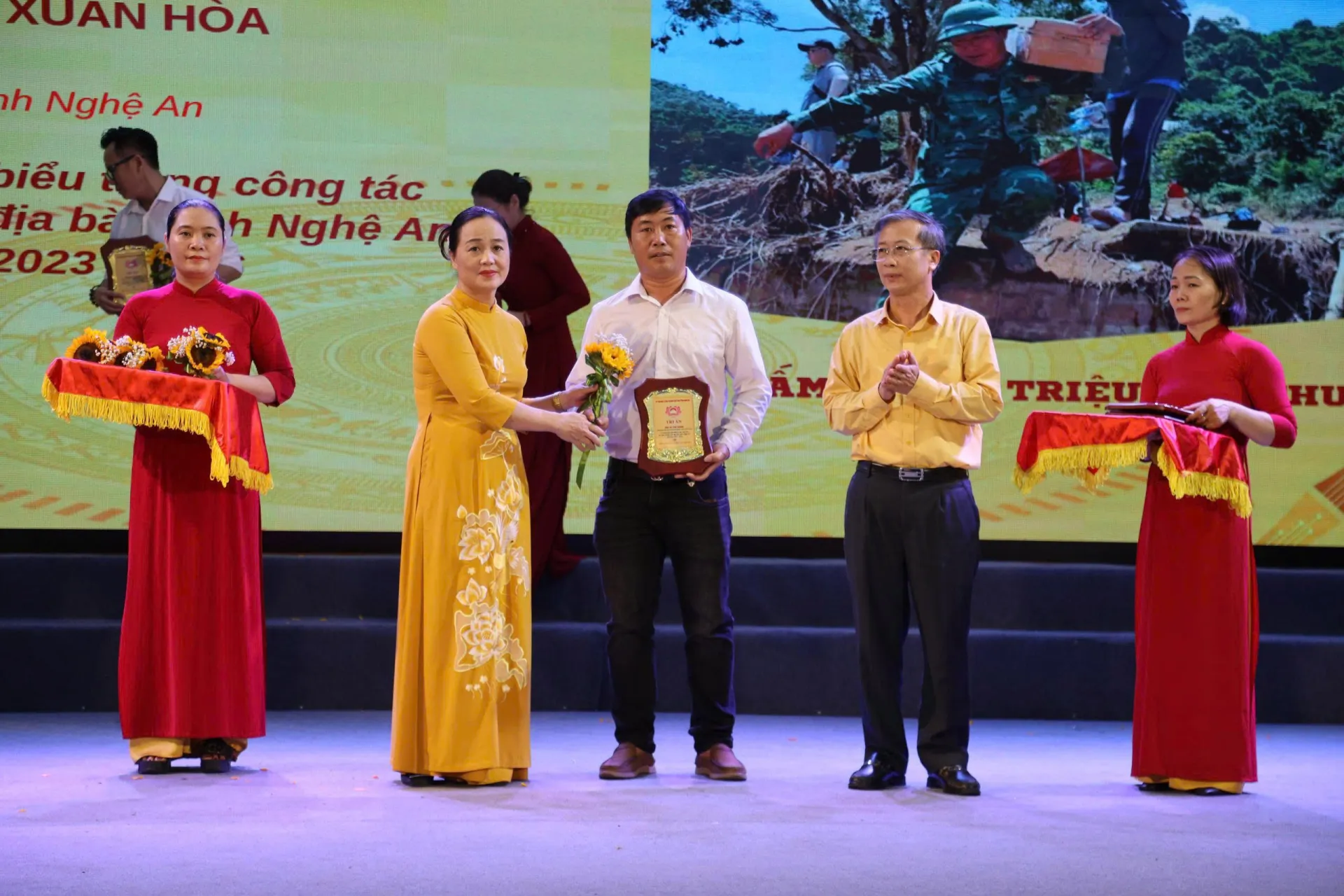 Phóng viên Báo Cựu Chiến binh Việt Nam được tỉnh Nghệ An tri ân