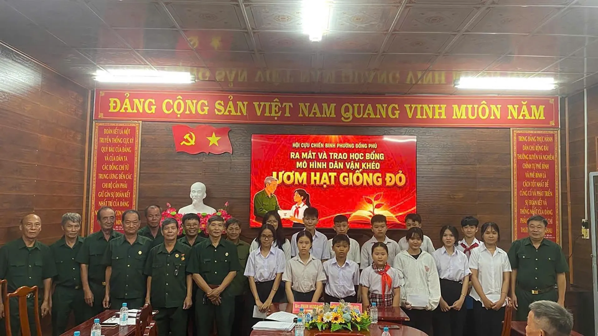 “Ươm hạt giống đỏ” - mô hình thiết thực nâng bước em đến trường